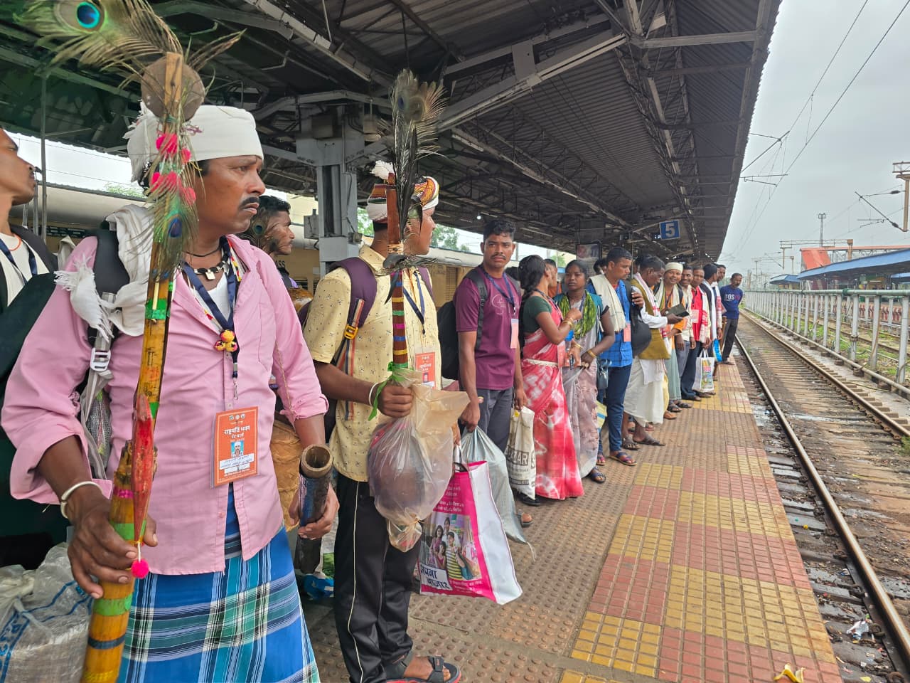 बदलते बस्तर का संदेश लेकर दिल्ली रवाना हुआ 164 सदस्यीय प्रतिनिधिमंडल; राष्ट्रपति द्रौपदी मुर्मू से करेंगे मुलाकात