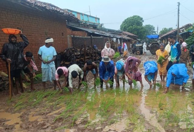 CG News: 16 लाख की सड़क एक साल से अधूरी, नाराज ग्रामीणों ने सड़क पर धान रोपकर जताया अनोखा विरोध