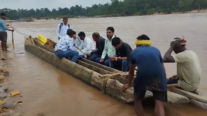 CG Education News: 'बहुत बाढ़ है सर... डर लग रहा है', उफनती नदी पार कर स्कूल पहुंच रहे शिक्षक, बस्तर के 200 स्कूलों की मुश्किलें आईं सामने