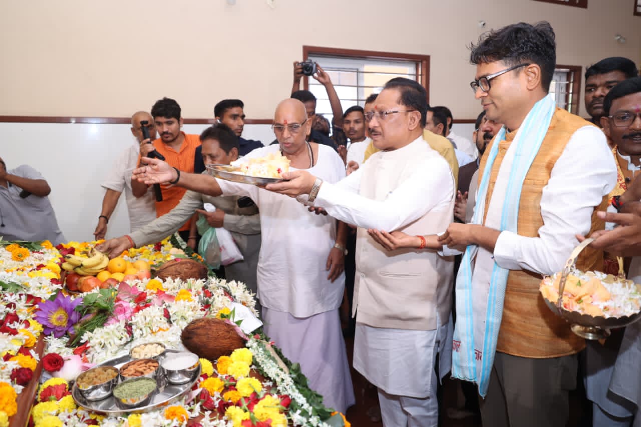 Raigarh News: गुरु पूर्णिमा पर कोसमनारा पहुंचे मुख्यमंत्री विष्णुदेव साय, सत्यनारायण बाबा धाम में की पूजा-अर्चना