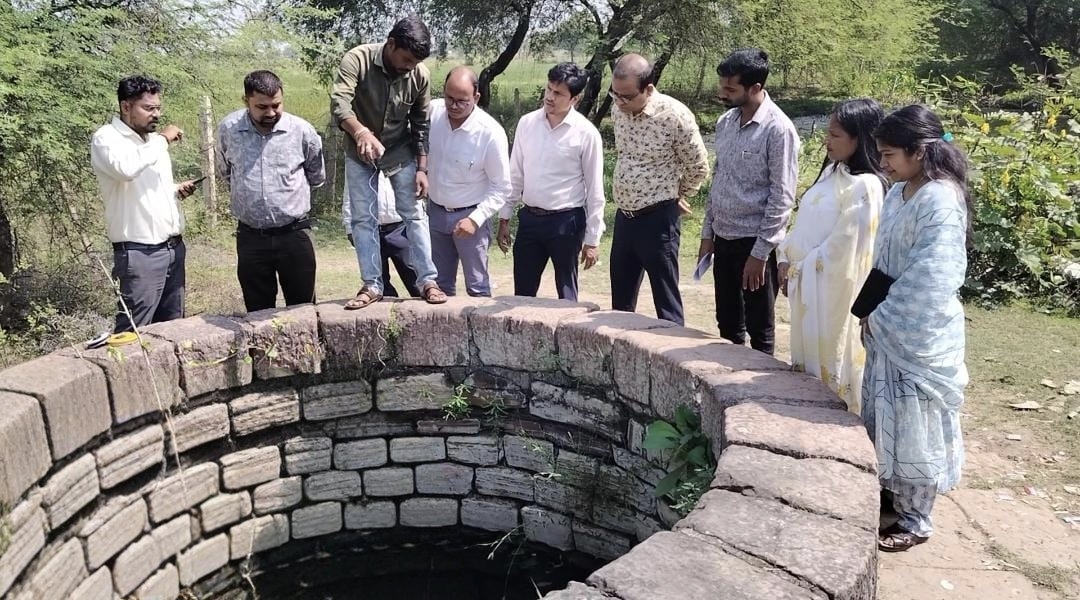 Bemetara News: आयुक्त तारन प्रकाश सिन्हा ने बेमेतरा में 'वीबी-जी राम जी' योजना के कार्यों का किया सघन निरीक्षण, श्रमिकों से की चर्चा