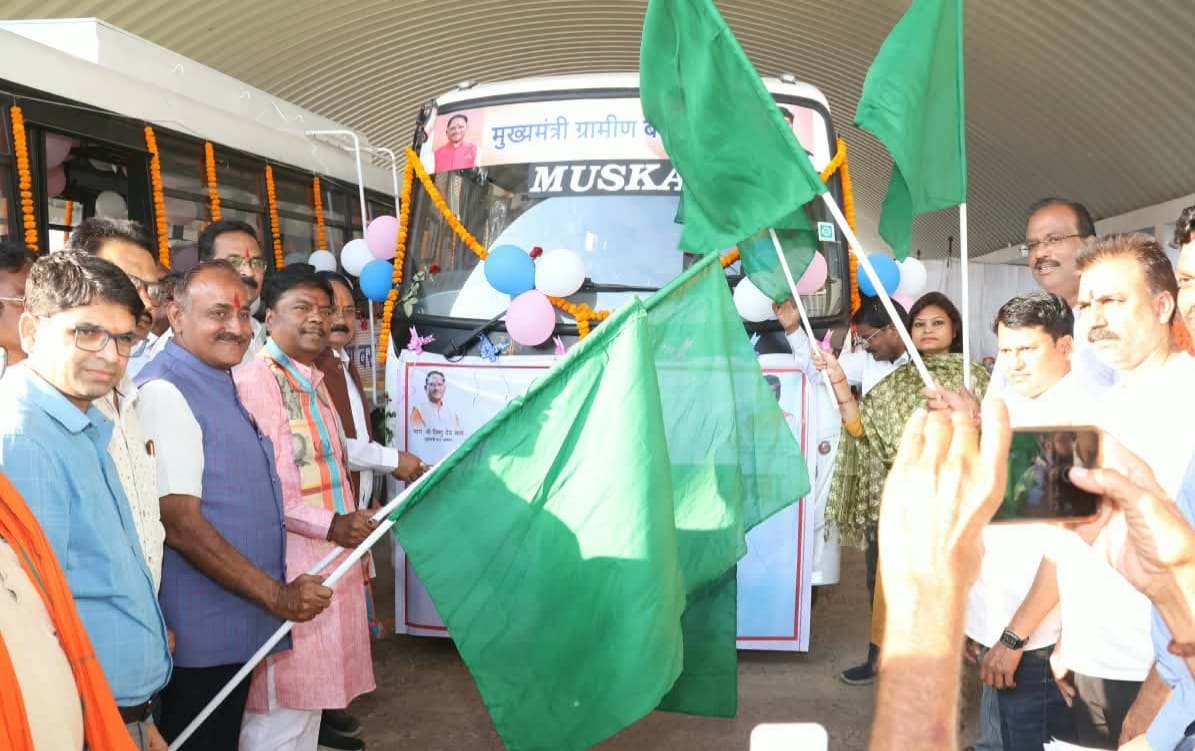 Mukhyamantri Grameen Bus Yojana: कांकेर में परिवहन सेवाओं का विस्तार, केदार कश्यप ने दो नए मार्गों पर हरी झंडी दिखाकर शुरू की बस सेवा
