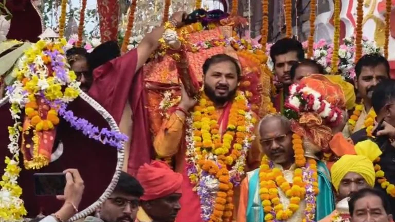 Bastar Dussehra Concludes: विश्व प्रसिद्ध 75 दिवसीय बस्तर दशहरा का हुआ समापन, नम आंखों और गाजे-बाजे के साथ भक्तों ने दी मावली माता की डोली को विदाई