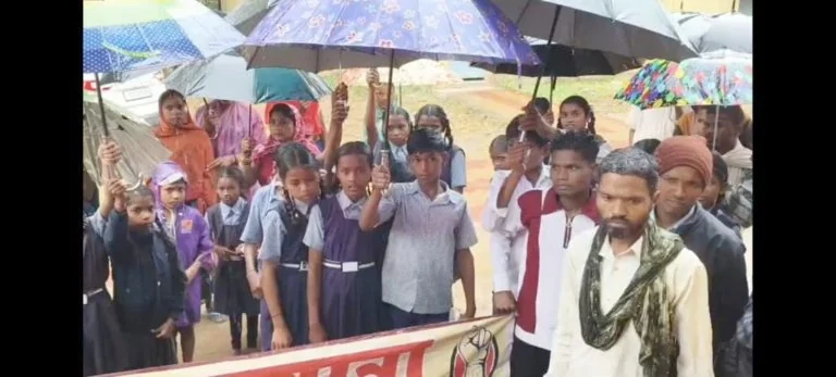 चक्रवात 'अर्नब' की बारिश और तेज हवाओं के बीच 15 किमी पैदल चले स्कूली बच्चे, अधूरे स्कूल भवन को लेकर SDM-BEO दफ्तर का किया घेराव